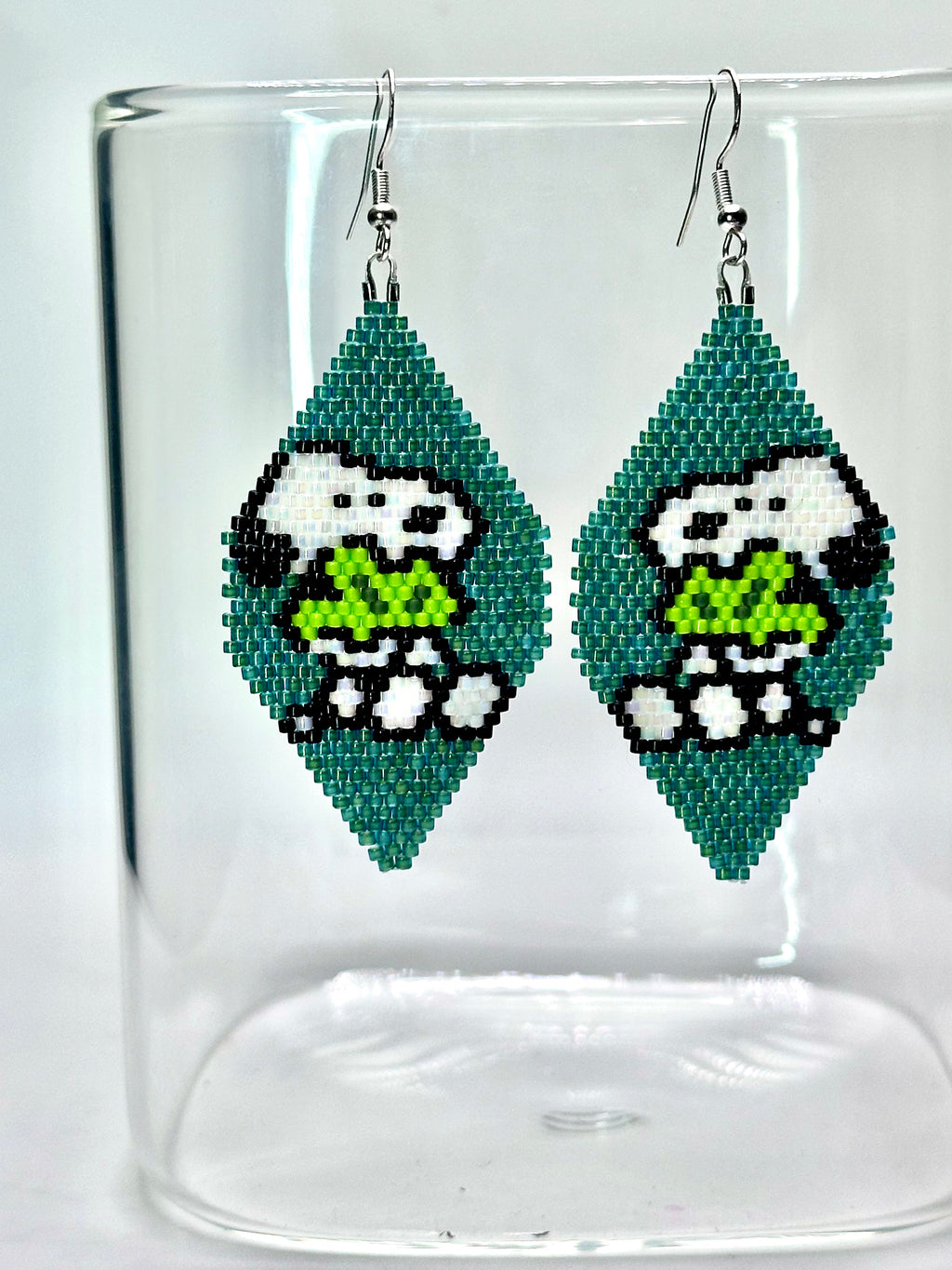 Snoopy Holding a Shamrock Beaded Earrings – Dark Green Brick Stitch