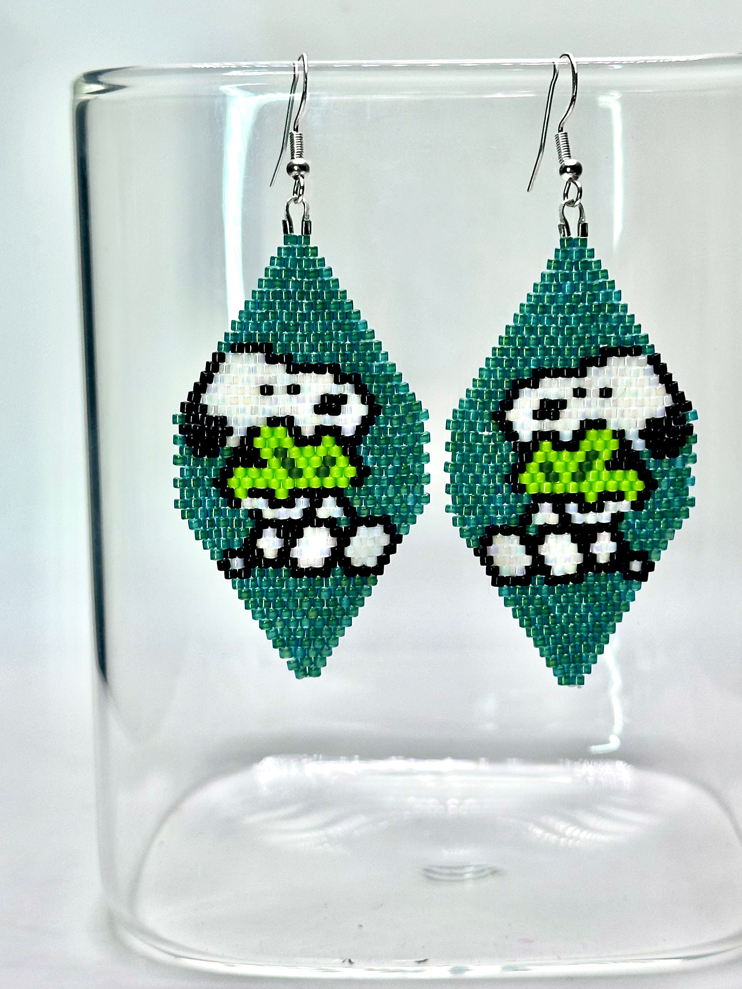 Snoopy Holding a Shamrock Beaded Earrings – Dark Green Brick Stitch