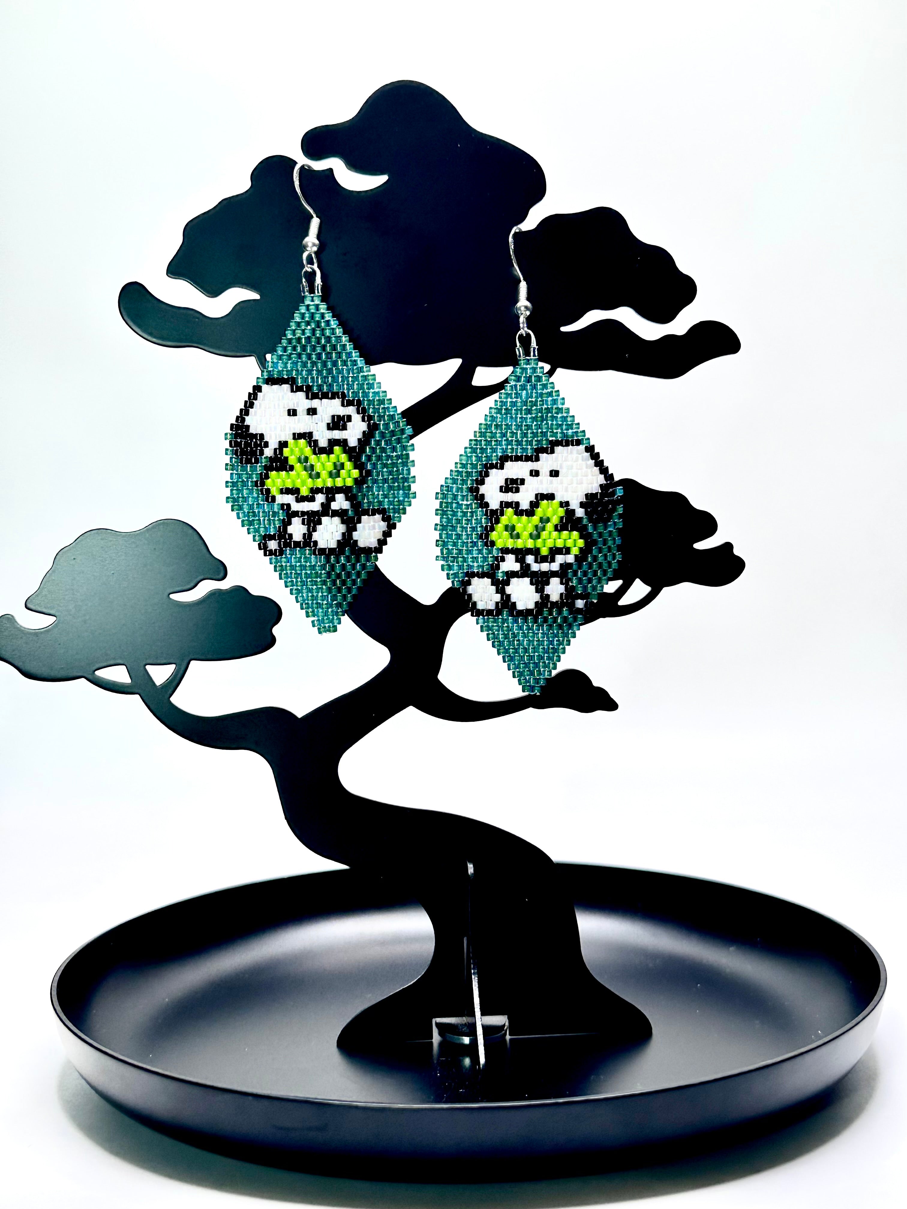Snoopy Holding a Shamrock Beaded Earrings – Dark Green Brick Stitch