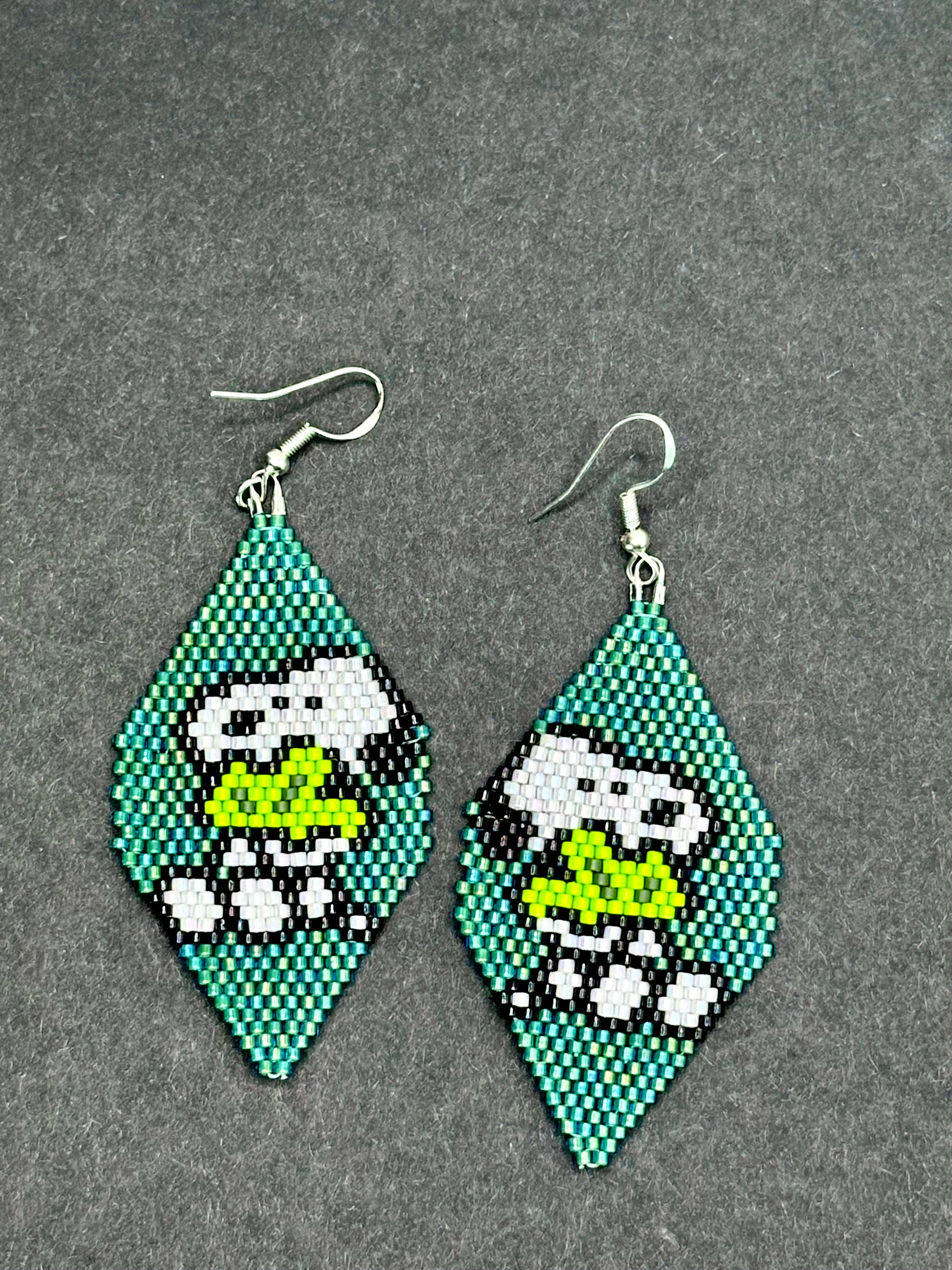 Snoopy Holding a Shamrock Beaded Earrings – Dark Green Brick Stitch
